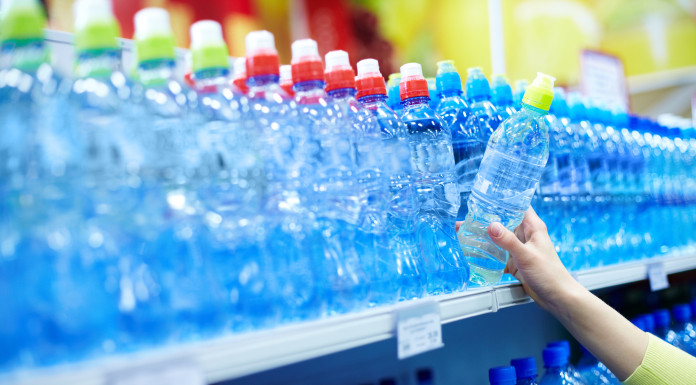 Creșterea bruscă a prețului petrolului va afecta producția materiilor prime esențiale pentru ambalaje timbru, apa