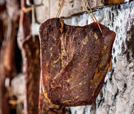 Salinate, specialităţi tradiţionale din carne maturate în Salina Turda salinate1