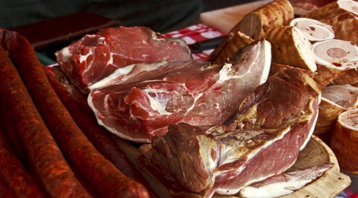 EFSA: Carnea maturată este la fel de sigură pentru consum ca și carnea proaspătă de porc