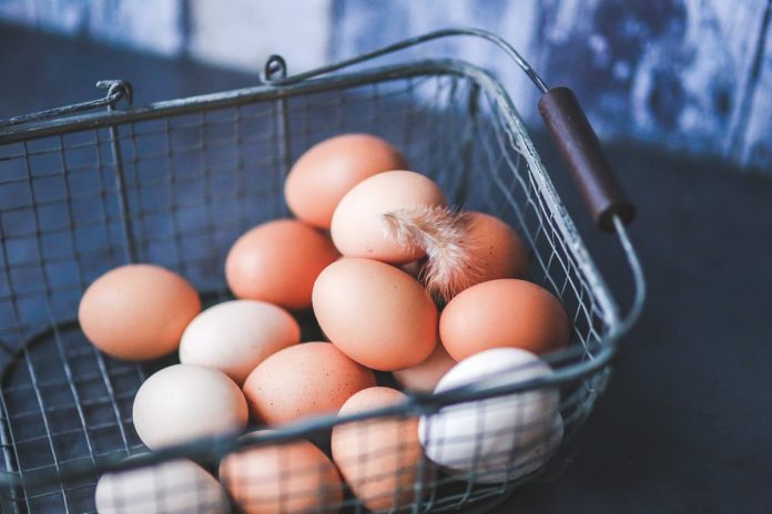 metal-easter-eggs-basket ouă