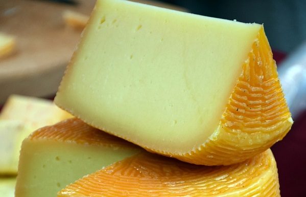 Cercetătorii danezi accelerează producția de brânză printr-o scurtătură la maturare