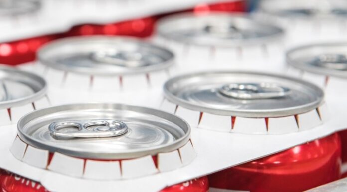 Coca-Cola introduce „inelele” reciclabile din carton pentru ambalajele multiple Coca-Cola