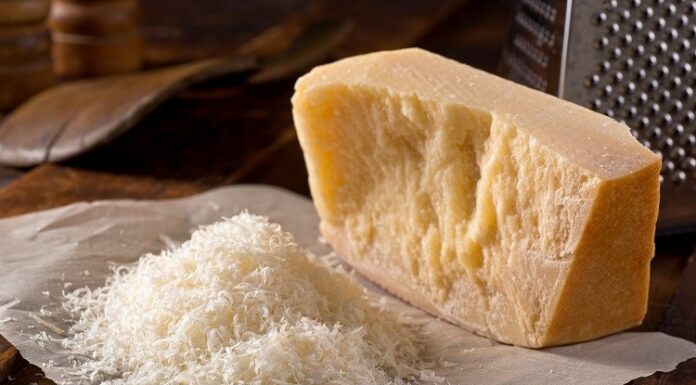 Brânză contrafăcută: Etichetă digitală concepută pentru a elimina piața falsurilor de Parmigiano Reggiano Nutri-Score