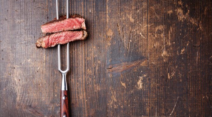 Arome de fum și polifosfați în carne: cum respectăm legislația și etichetarea corectă carne