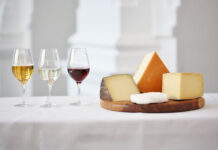 Producătorii români de brânzeturi devin tot mai sofisticați, de la telemeaua tradițională la….. camembert, brânză maturată și cu mucegai nobil, toate făcute la noi în țară!