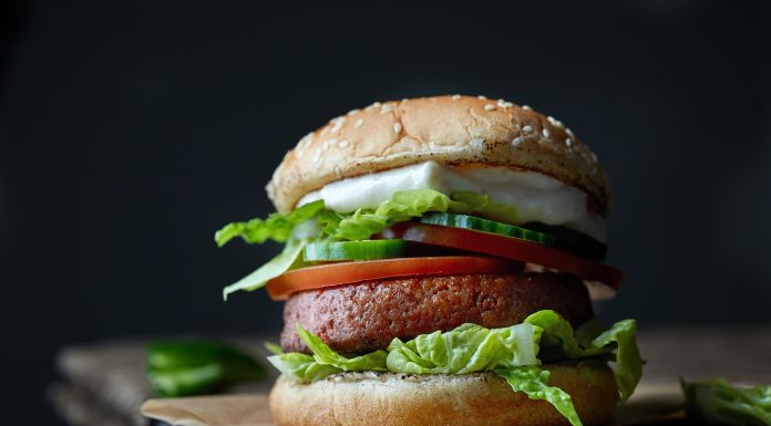 „Baconul” fără carne nu dispare: cum o nouă interdicție UE ar putea stimula, paradoxal, piața produselor vegetale