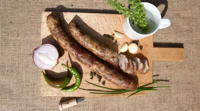 Delicatesă românească recunoscută la nivel european: „Cârnații din topor din Vâlcea”