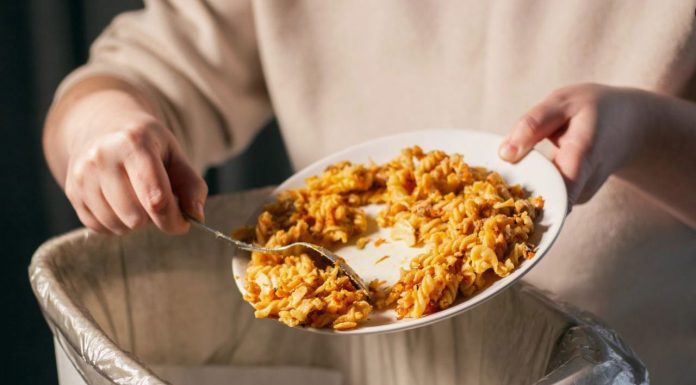 Cumpărăm, uităm, aruncăm: cum ne afectează risipa alimentară bugetul